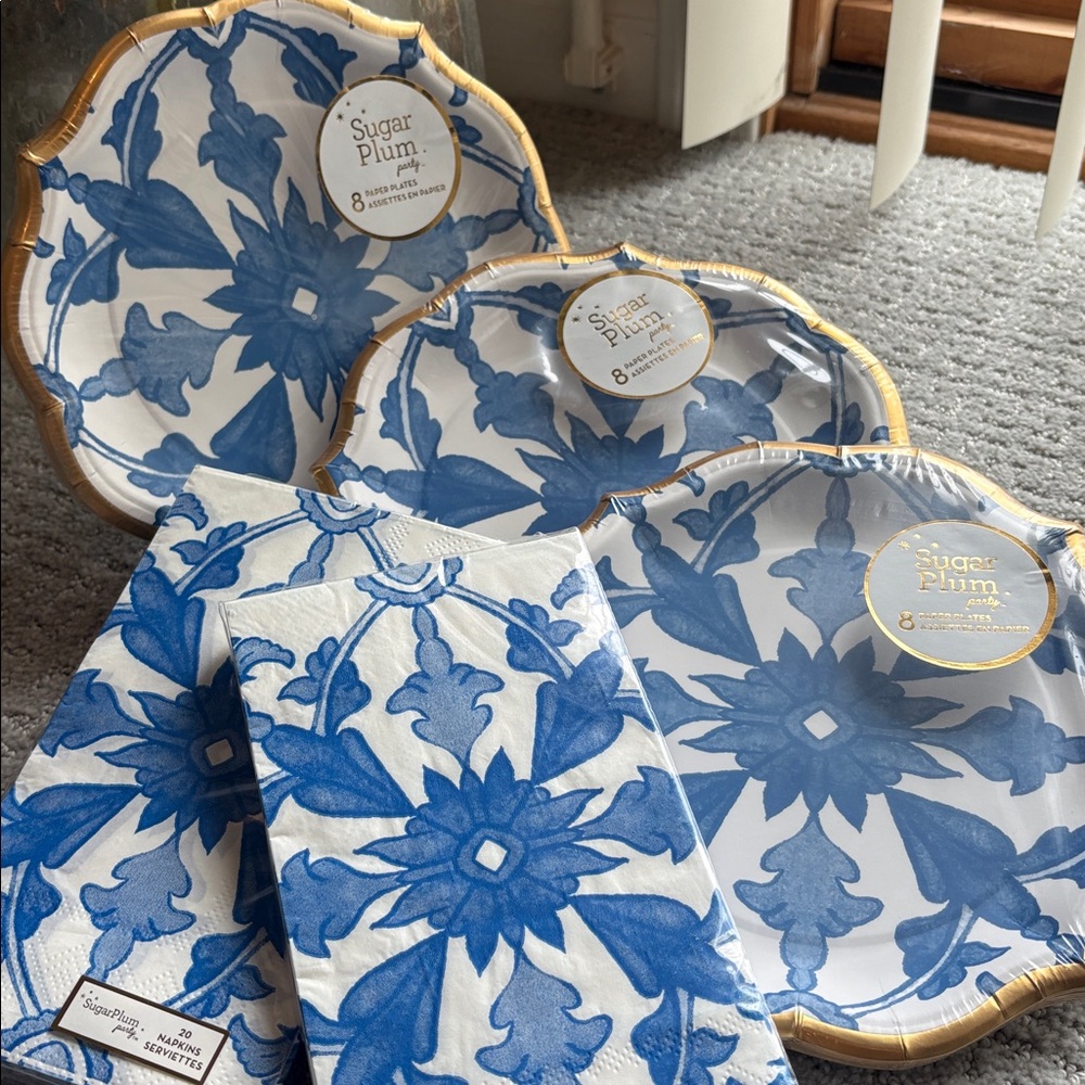 Party Plates (24) and Napkins (40) NWT